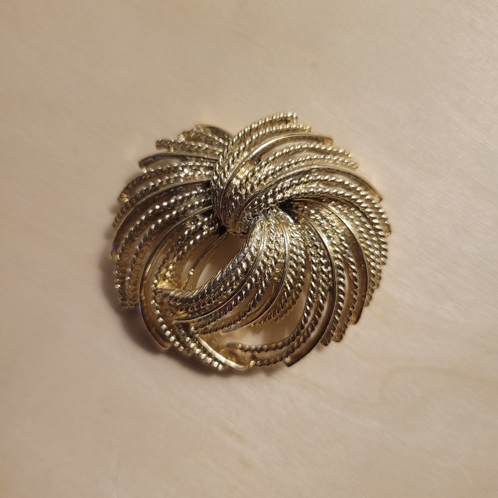 Gold brooch